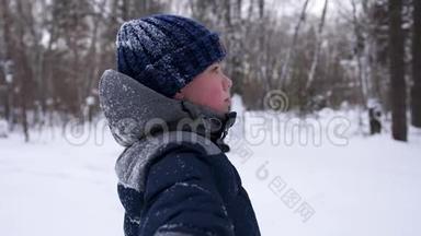一个孩子在雪地里慢慢地摔倒。 暴风雪。 户外运动。 积极的生活方式。